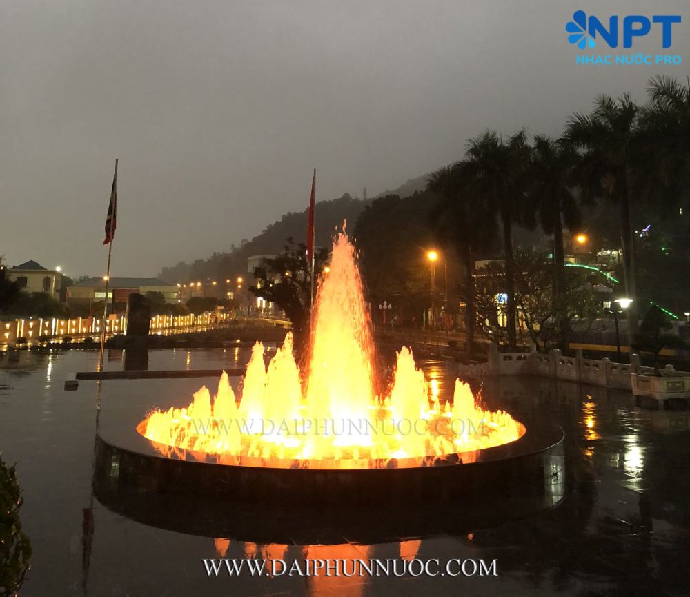 Cụm đài phun vận hành ánh sáng vàng cam